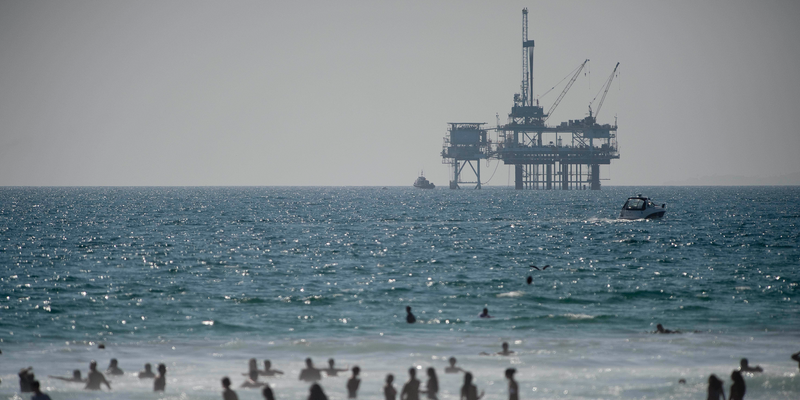 Illustration for article titled The Plan to Turn Our Aging Oil Rigs Into Skyscraper-Sized Reefs